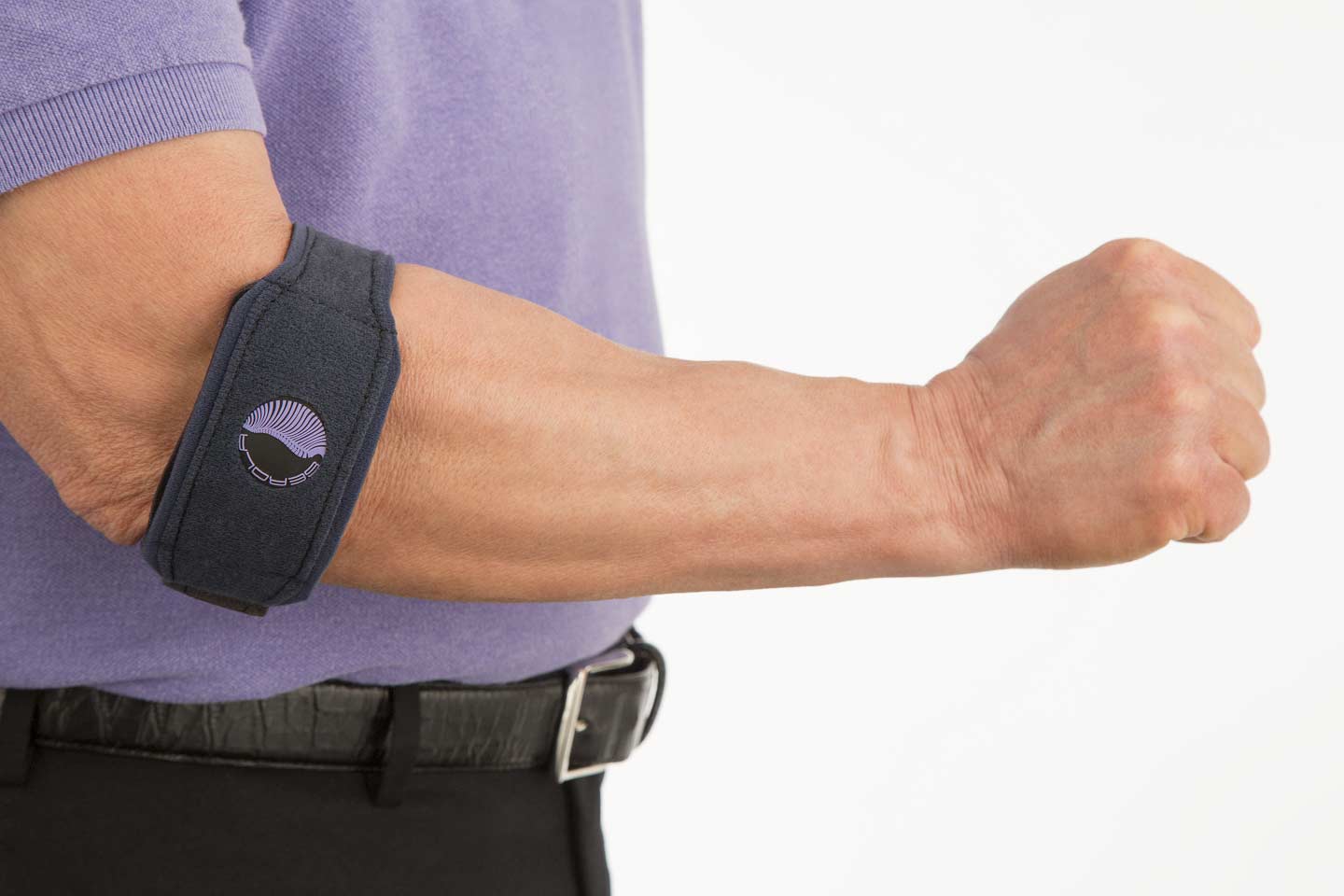 serola-gel-arc-elbow-brace-on-person Gel Arc-Ellenbogenbandage von Serola – Bild 2
